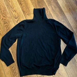 H&M turtle neck sweater.  Men’s size Large Slim fit.